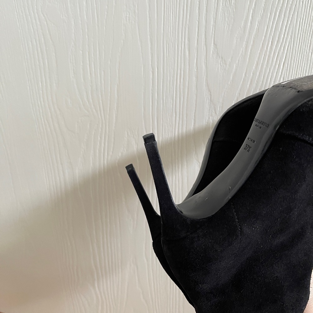 Saint Laurent Paris
Saint Laurent Black Suede Pointed Toe Ankle Booties Size 7.5 - Picture 4 of 8